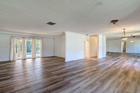 Villa ou maison à vendre à Miami, Floride: 5 chambres, 279.17 m2 № 2024384 - photo 4