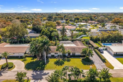 Villa ou maison à vendre à Miami, Floride: 5 chambres, 279.17 m2 № 2024384 - photo 2
