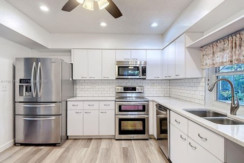 Villa ou maison à vendre à Miami, Floride: 5 chambres, 279.17 m2 № 2024384 - photo 6