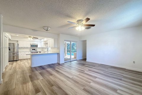 Villa ou maison à vendre à Miami, Floride: 5 chambres, 279.17 m2 № 2024384 - photo 8