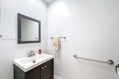 Villa ou maison à vendre à Miami, Floride: 5 chambres, 279.17 m2 № 2024384 - photo 10