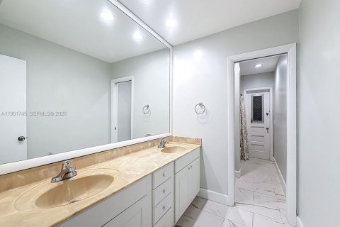 Villa ou maison à vendre à Miami, Floride: 5 chambres, 279.17 m2 № 2024384 - photo 11