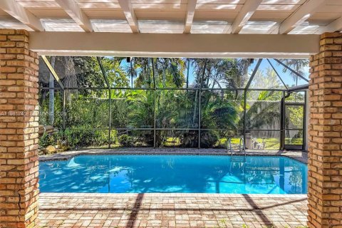Villa ou maison à vendre à Miami, Floride: 5 chambres, 279.17 m2 № 2024384 - photo 16