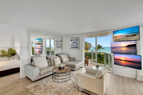 Copropriété à louer à Miami Beach, Floride: 2 chambres, 117.61 m2 № 1862672 - photo 10