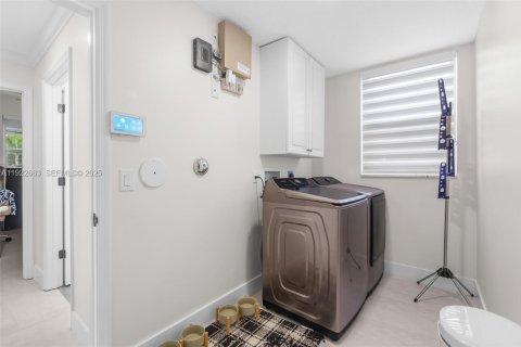 House in Pembroke Pines, Florida 4 bedrooms, 241.36 sq.m. № 1985825 - photo 20