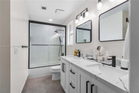 House in Pembroke Pines, Florida 4 bedrooms, 241.36 sq.m. № 1985825 - photo 27