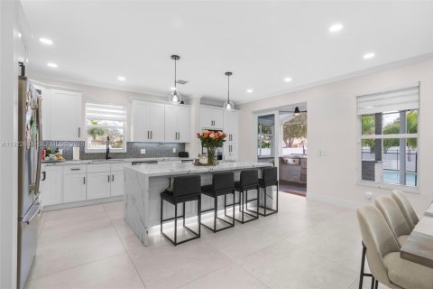 House in Pembroke Pines, Florida 4 bedrooms, 241.36 sq.m. № 1985825 - photo 9