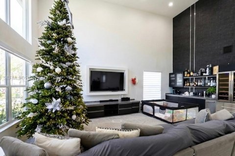 House in Pembroke Pines, Florida 4 bedrooms, 241.36 sq.m. № 1985825 - photo 3