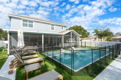 House in Pembroke Pines, Florida 4 bedrooms, 241.36 sq.m. № 1985825 - photo 2