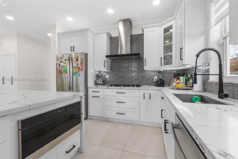 House in Pembroke Pines, Florida 4 bedrooms, 241.36 sq.m. № 1985825 - photo 14