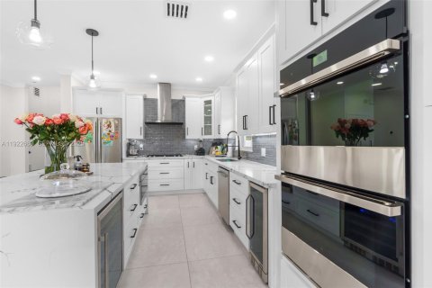 House in Pembroke Pines, Florida 4 bedrooms, 241.36 sq.m. № 1985825 - photo 13