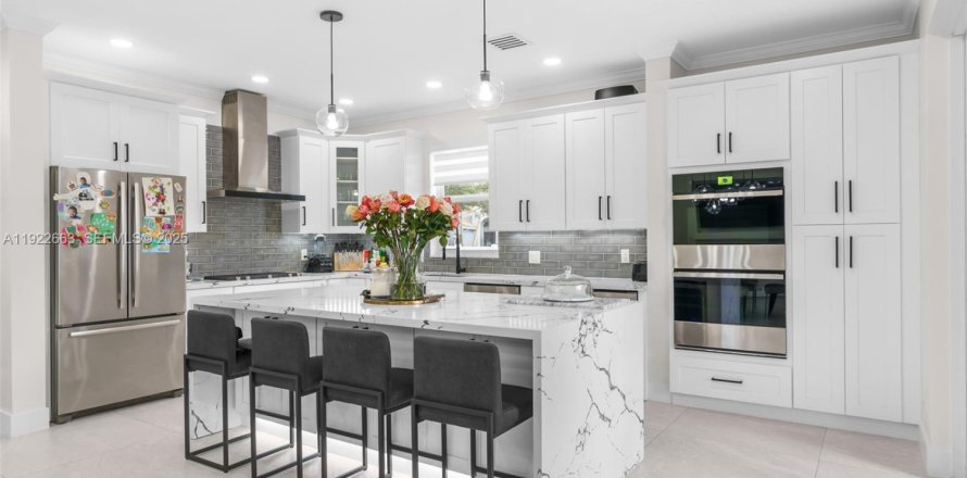 House in Pembroke Pines, Florida 4 bedrooms, 241.36 sq.m. № 1985825