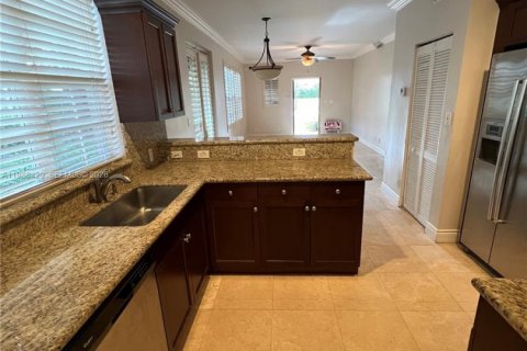 Adosado en alquiler en Coral Gables, Florida, 2 dormitorios, 104.14 m2 № 2050666 - foto 4