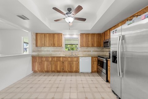 House in Port St. Lucie, Florida 3 bedrooms, 140.47 sq.m. № 2083046 - photo 12