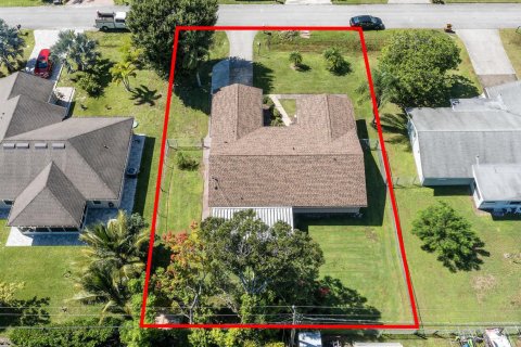 House in Port St. Lucie, Florida 3 bedrooms, 140.47 sq.m. № 2083046 - photo 6