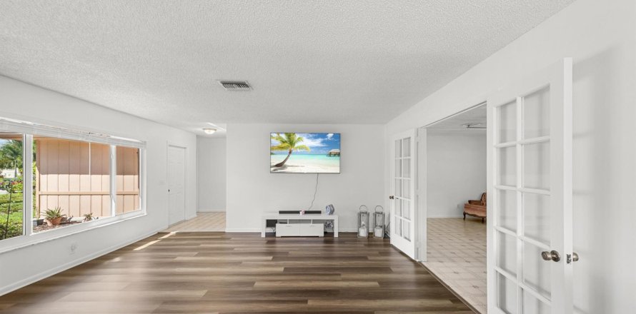 House in Port St. Lucie, Florida 3 bedrooms, 140.47 sq.m. № 2083046