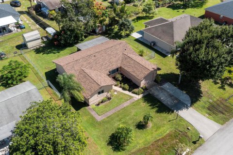 House in Port St. Lucie, Florida 3 bedrooms, 140.47 sq.m. № 2083046 - photo 3