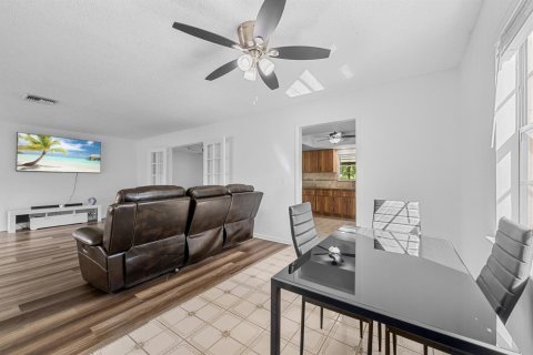 House in Port St. Lucie, Florida 3 bedrooms, 140.47 sq.m. № 2083046 - photo 11