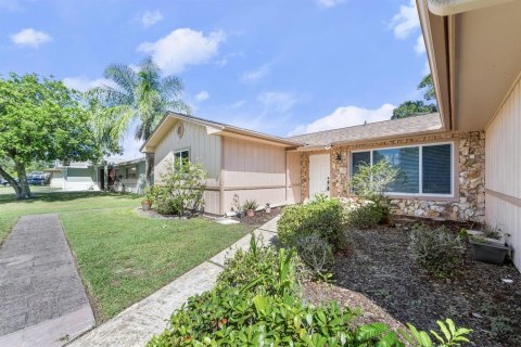 House in Port St. Lucie, Florida 3 bedrooms, 140.47 sq.m. № 2083046 - photo 2
