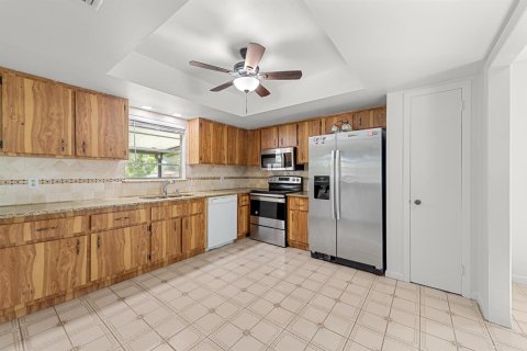 House in Port St. Lucie, Florida 3 bedrooms, 140.47 sq.m. № 2083046 - photo 13
