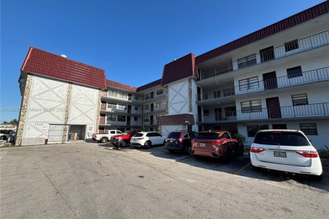Condo in Hialeah, Florida, 1 bedroom  № 1862315 - photo 1