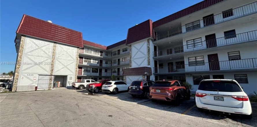 Condo in Hialeah, Florida, 1 bedroom № 1862315