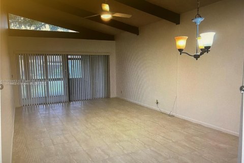 Villa ou maison à vendre à Hollywood, Floride: 2 chambres, 92.9 m2 № 1957766 - photo 4