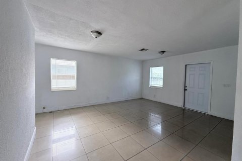 Villa ou maison à louer à North Miami Beach, Floride: 4 chambres, 144.93 m2 № 2289094 - photo 13
