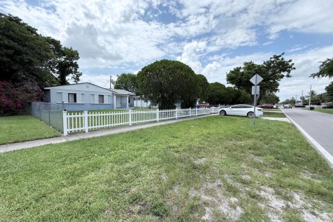 Villa ou maison à louer à North Miami Beach, Floride: 4 chambres, 144.93 m2 № 2289094 - photo 3