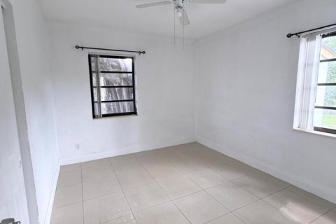 Villa ou maison à louer à North Miami Beach, Floride: 4 chambres, 144.93 m2 № 2289094 - photo 12