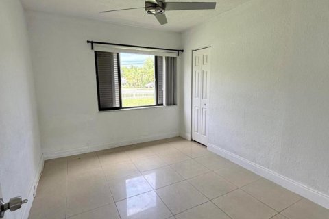 Villa ou maison à louer à North Miami Beach, Floride: 4 chambres, 144.93 m2 № 2289094 - photo 18