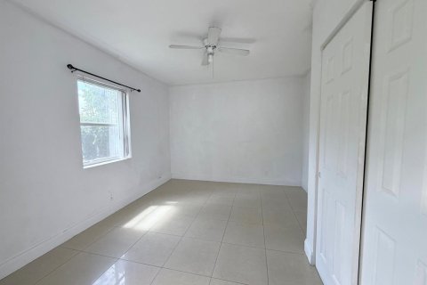 Villa ou maison à louer à North Miami Beach, Floride: 4 chambres, 144.93 m2 № 2289094 - photo 16