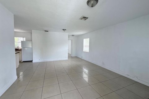 Villa ou maison à louer à North Miami Beach, Floride: 4 chambres, 144.93 m2 № 2289094 - photo 4