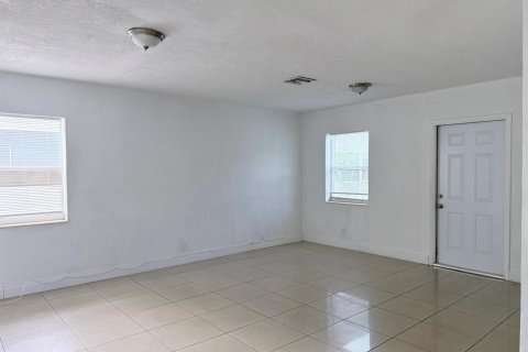 Villa ou maison à louer à North Miami Beach, Floride: 4 chambres, 144.93 m2 № 2289094 - photo 5