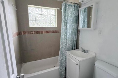Villa ou maison à louer à North Miami Beach, Floride: 4 chambres, 144.93 m2 № 2289094 - photo 15