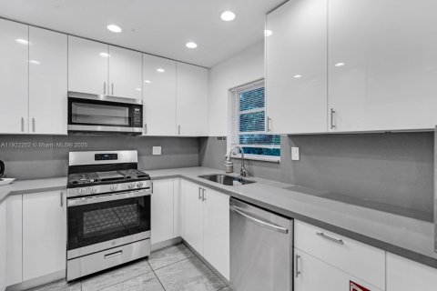 Casa en venta en Pompano Beach, Florida, 4 dormitorios, 200.3 m2 № 2018802 - foto 22