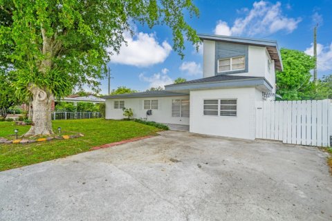 Casa en venta en Pompano Beach, Florida, 4 dormitorios, 200.3 m2 № 2018802 - foto 2