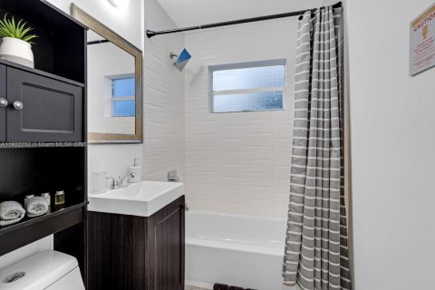 Casa en venta en Pompano Beach, Florida, 4 dormitorios, 200.3 m2 № 2018802 - foto 29