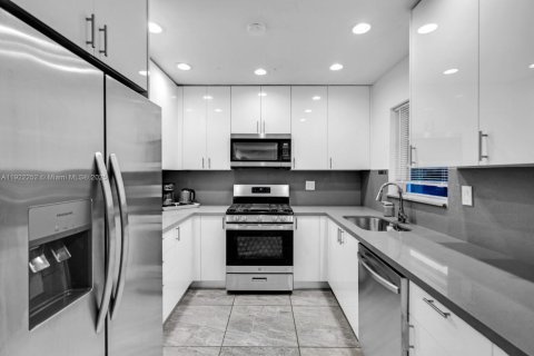 Casa en venta en Pompano Beach, Florida, 4 dormitorios, 200.3 m2 № 2018802 - foto 21