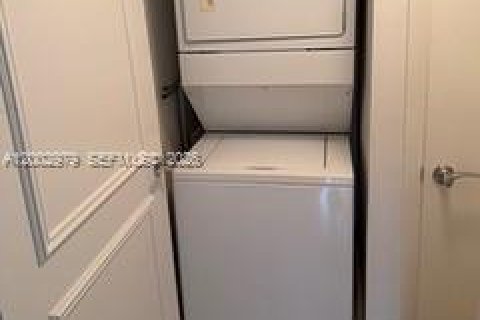 Снять в аренду кондоминиум в Халландейл-Бич, Флорида 2 спальни, 165.55м2, № 2066451 - фото 9