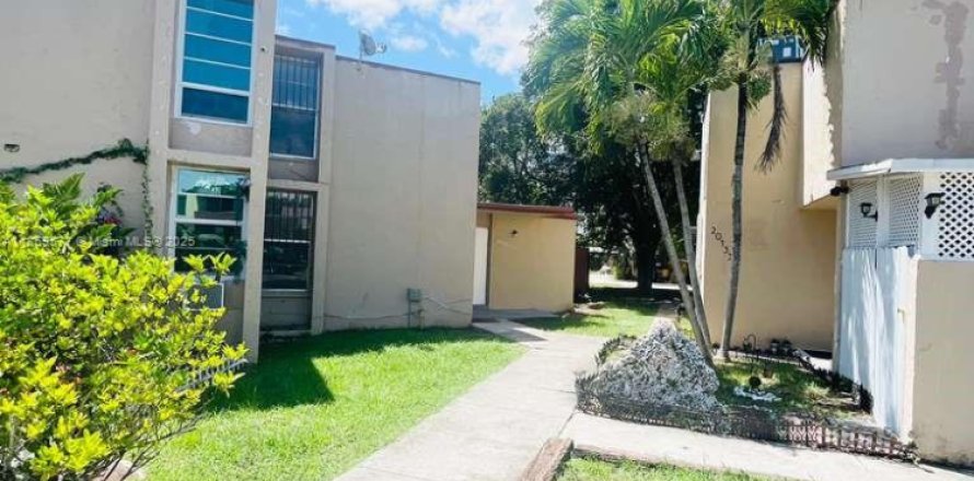 Touwnhouse à Miami, Floride 4 chambres, 121.98 m2 № 1888121