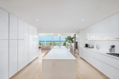 Condo in Surfside, Florida, 4 bedrooms  № 1814732 - photo 13