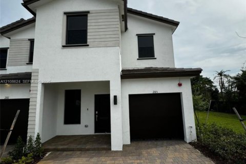 Touwnhouse à vendre à Pembroke Pines, Floride: 4 chambres, 175.4 m2 № 2428316 - photo 2
