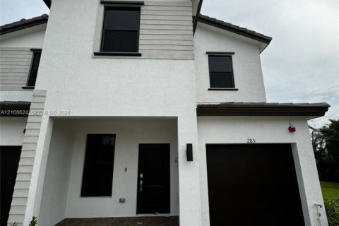 Touwnhouse à vendre à Pembroke Pines, Floride: 4 chambres, 175.4 m2 № 2428316 - photo 3