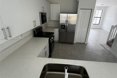 Touwnhouse à vendre à Pembroke Pines, Floride: 4 chambres, 175.4 m2 № 2428316 - photo 9