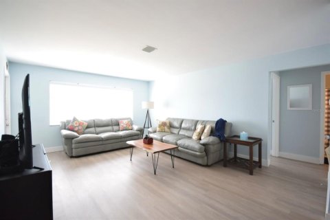 Condo in Pinellas Park, Florida, 2 bedrooms  № 988574 - photo 5
