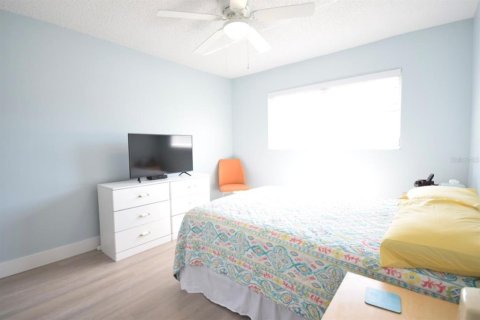 Condo in Pinellas Park, Florida, 2 bedrooms  № 988574 - photo 23