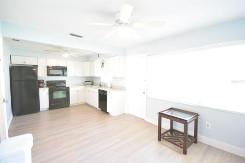 Condo in Pinellas Park, Florida, 2 bedrooms  № 988574 - photo 13