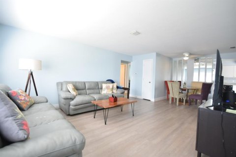 Condo in Pinellas Park, Florida, 2 bedrooms  № 988574 - photo 3