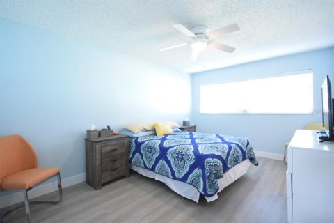 Condo in Pinellas Park, Florida, 2 bedrooms  № 988574 - photo 16
